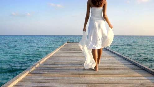 娱乐吃瓜酱背影图片